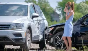woman-driver-calling-for-emergency seeks helps for Car Accident Claims