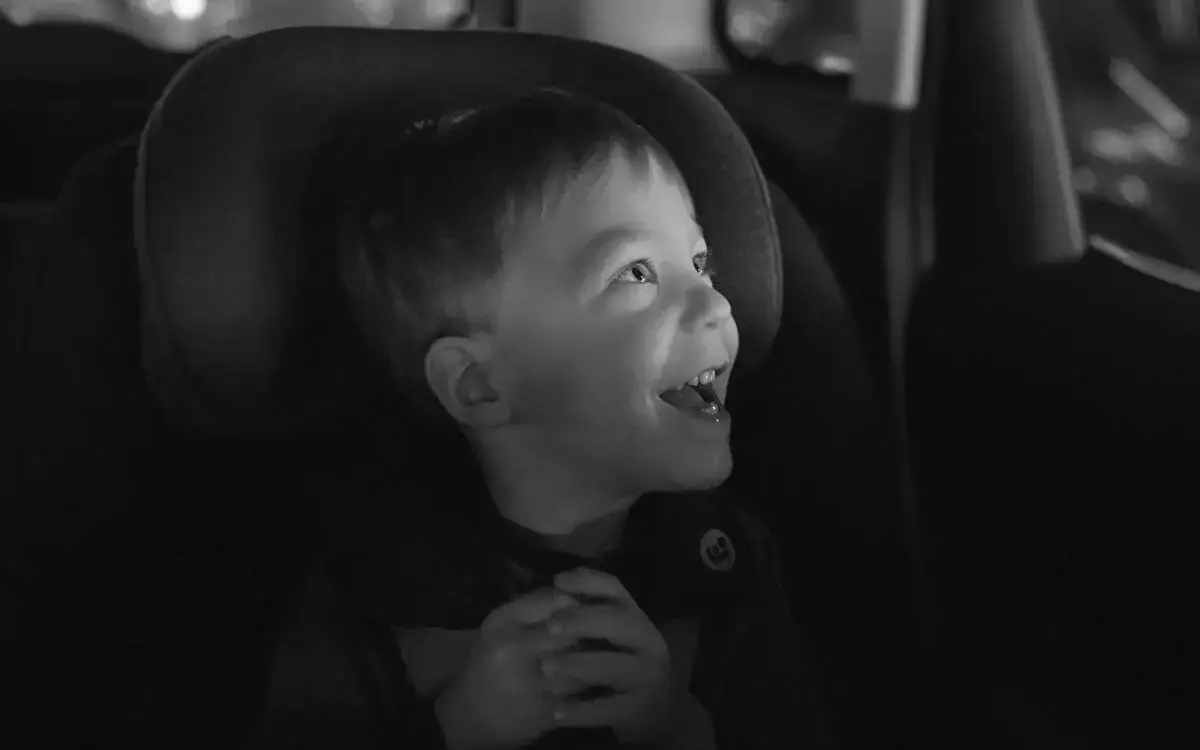 Happy child in a car seat, illustrating compliance with Chicago car seat laws in Illinois